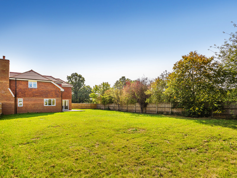 4 Bed House Detached For Sale in Lingfield